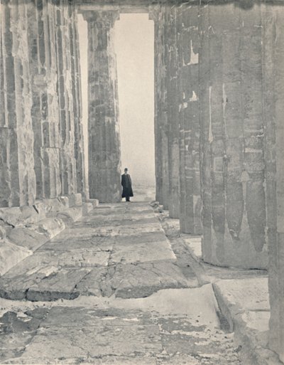 I Parthenons portik, 1913 av Unbekannt