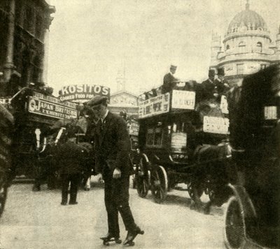 Mitt i trafiken vid Mansion House, 1910. av Unbekannt