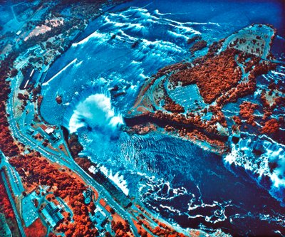 Infrarött fotografi av Niagarafallen taget från NASA Earth Survey 2 flygplan av Unbekannt