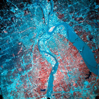 Infrarött fotografi av sammanflödet av floderna Missouri och Kansas, USA, 19 juli 1993 av Unbekannt