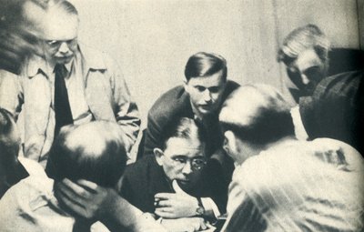 Inne i ett tyskt interneringsläger. Amerikaner lyssnar på London, 1942. av Unbekannt