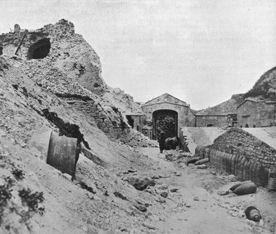 Inne i den havererade fästningen Sedd el Bahr, 1915 av Unbekannt