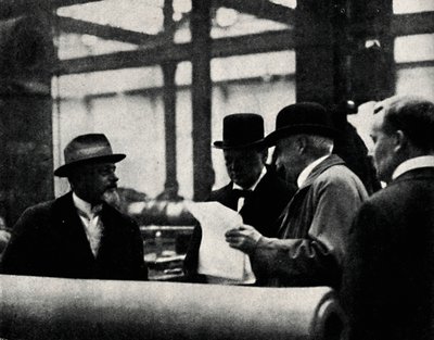 Inspekterar en vapenfabrik, c1917, 1945. av Unbekannt