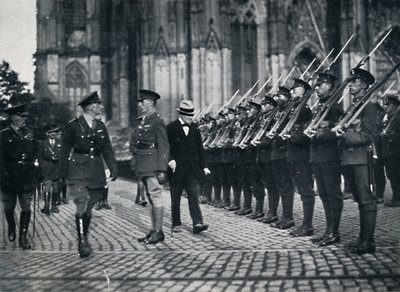 Inspektion av trupper vid foten av Kölnerdomen, 1919, 1945 av Unbekannt