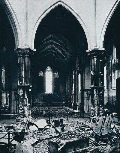 Tempelkyrkans interiör efter branden, 1941 av Unbekannt