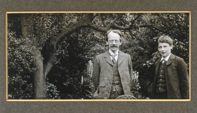 J J Thomson med sin son George, c 1909 av Unbekannt