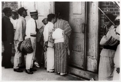 Japansk folkmassa som tittar in i Zeppelinhangaren, Kasumigaura, Japan, 1929 1933 av Unbekannt