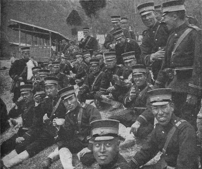 Japanska soldater på väg till fronten: middagsmåltiden med te och ris, 1904-1905 1907 av Unbekannt