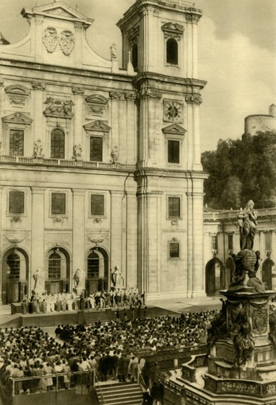 Alla uppträdde framför Salzburgs katedral, Salzburg, Österrike, c1935. av Unbekannt