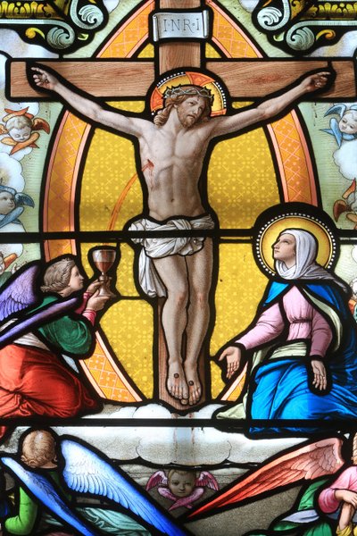 Jesus Kristus på korset. Fönster i målat glas. Vår Fru av la Salettes helgedom, La Salette-Fallavaux, Frankrike av Unbekannt