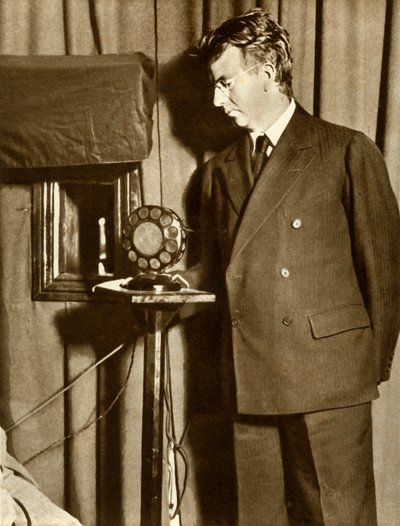 John Logie Baird tittar på den första pjäsen som sänds på tv, 14 juli 1930, 1935. av Unbekannt