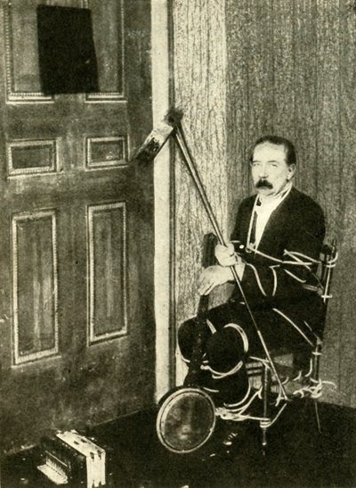 John Nevil Maskelyne utför en andekabinettillusion, c1910. av Unbekannt