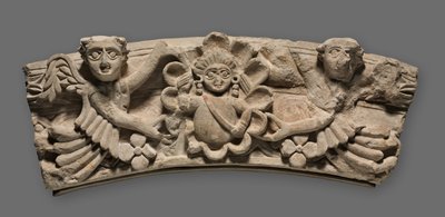 Keystone of an Arch: Female Bust in a Medallion Supported by Angels, 400-tal. av Unbekannt