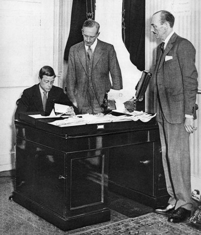Kung Edward VIII på jobbet med sin personal i St James