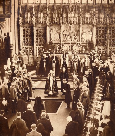 Kung Edward VIII stänker jord på sin fars kista, 1936. av Unbekannt