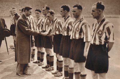 Kung George VI och drottning Elizabeth deltar i finalen i Association Football cup 1937 av Unbekannt