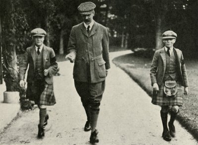 Kung George VI och ex-kungen Edward VIII med Mr. Hansel deras lärare, 1911, 1937. av Unbekannt