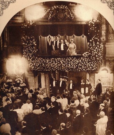 King George V och Queen Mary vid en Royal Command Variety Performance, 1920- eller 1930-talet 1935 av Unbekannt
