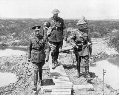 Kung George V och den kanadensiske generalen Currie beskådar den erövrade marken vid Vimy och Messines, 1917 av Unbekannt