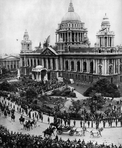 Kung George V kör för att öppna det första Ulster-parlamentet i Belfast, 1921, 1935 av Unbekannt