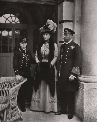 Kung George och drottning Mary med sin son prins Edward, maj 1910. av Unbekannt
