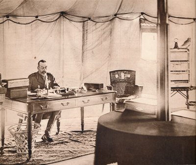 Kung George med sin husdjurspapegoja, 1936. av Unbekannt