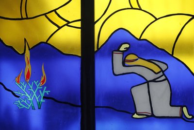 Kon Tum katedral. Fönster i målat glas. Moses och den brinnande busken. Kon Tum. Vietnam av Unbekannt