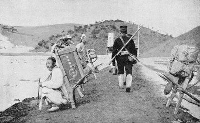 Koreanska coolies som agerar bärare för japanska soldater, rysk-japanska kriget, 1904-1905 av Unbekannt