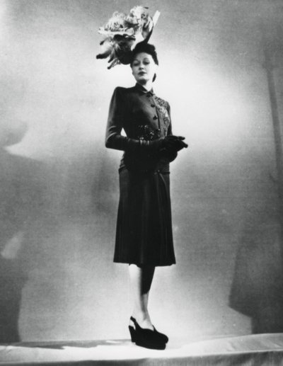 La femme chic, outfit av den franska modedesignern Jacques Fath, Paris, januari 1943 av Unbekannt