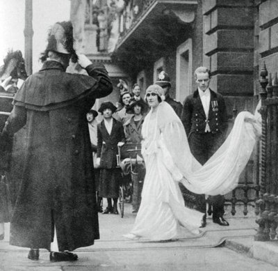 Lady Elizabeth Bowes-Lyon på väg att gifta sig i Westminster Abbey, 26 april 1923, 1937 av Unbekannt