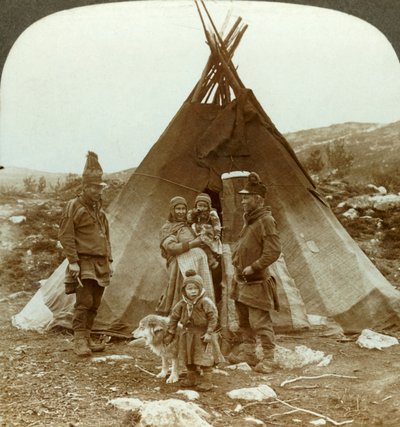 Lapplandsfamilj och slädhund - utanför sitt sommarhem - på en sluttning i Norge, c1905. av Unbekannt