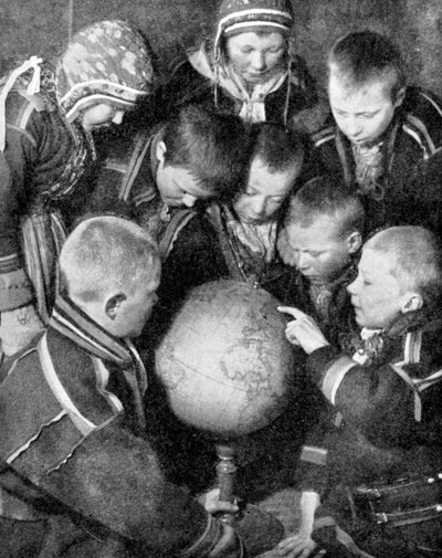 Lappbarn tittar på en jordglob, 1936 av Unbekannt