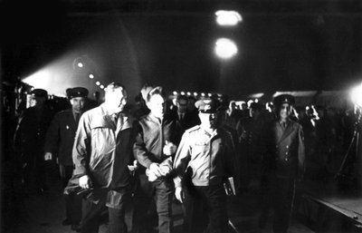 Sista stegen som ryska kosmonauten Vladimir Komarov, Bykonor Cosmodrome, Usuru, ౨౩ april av Unbekannt