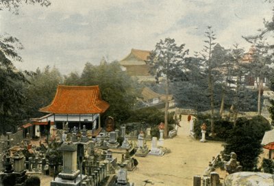 Le Cimetiere Kurodani a Kioto, Tombes Sculptees, Gravstenar på Kurodani-kyrkogården, Kyoto, 1900. av Unbekannt