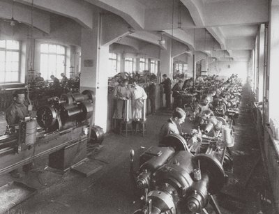 Linsbehandling vid Optical Mechanical Associations fabrik i Petersburg, 1916 av Unbekannt