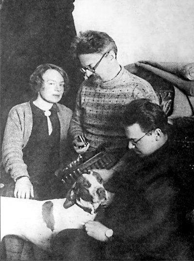 Leon Trotskij och hans familj, Alma Ata, Sovjetunionen, 1928 av Unbekannt