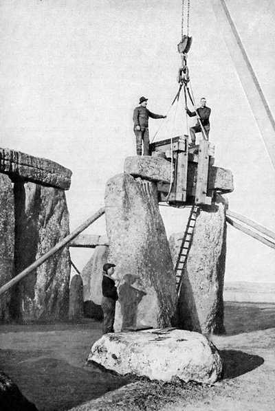 Lyftande av en imposter vid Stonehenge, 1901, c1920 av Unbekannt