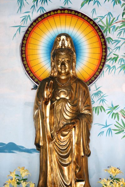 Linh Ung buddhistisk pagod. Quan Am bodhisattva av medkänsla eller nådens gudinna. Skyddsgest (Abhay). Danang. Vietnam av Unbekannt