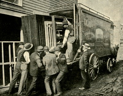 Laddar kameran på en skåpbil för borttagning, 1901. av Unbekannt