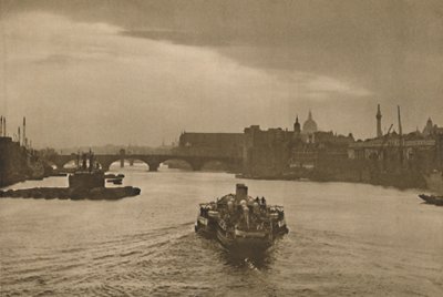 London-On-Sea: Den dagliga utflyktsbåten går in i solnedgången när den återvänder från Margate, c1935. av Unbekannt
