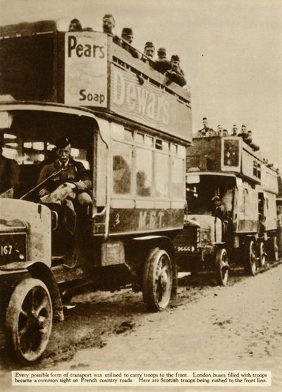 Londonbussar som tar skotska trupper till fronten, första världskriget, 1914, 1935. av Unbekannt