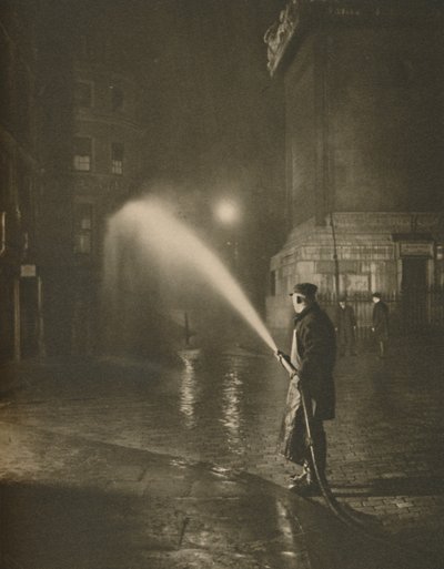 Londons nattstädning: Scen vid basen av monumentet, c1935. av Unbekannt