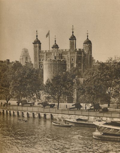 Londons äldsta och nyaste offentliga byggnader från Tower Bridge, c1935. av Unbekannt