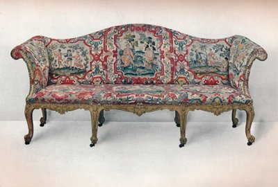 Lång stoppad soffa: Serpentinformad, snidad och förgylld, c1750 av Unbekannt
