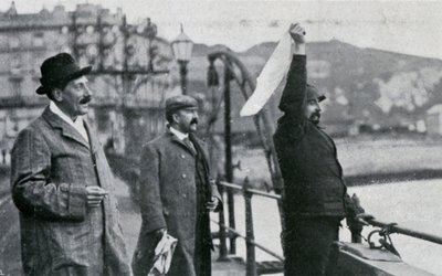 Louis Blériot på piren i Dover efter sin flygning över Engelska kanalen, 25 juli 1909 av Unbekannt