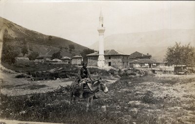 Macedoine, Grekland: en man på en åsna framför en minaret - Vykort 1914-1918 av Unbekannt