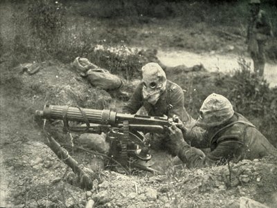 Machine Gunners in Action som bär sina gashjälmar, 1919. av Unbekannt
