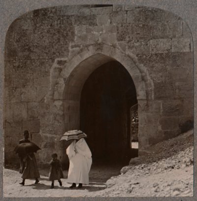 Mahommedanska kvinnor går in i Jerusalem vid Herodsporten, c1900 av Unbekannt