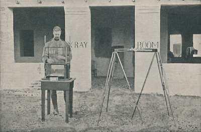 Major Battersby using the Localizing Apparatus, c1890, 1910 av Unbekannt
