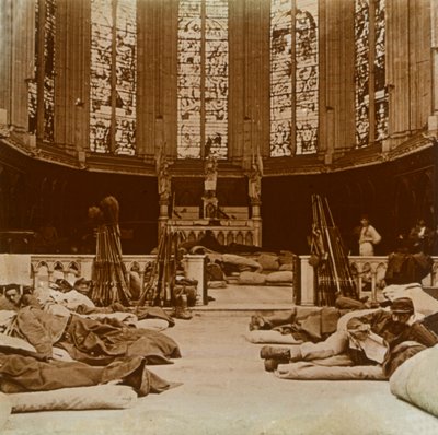 Provisorisk baracker i en kyrka, Marne, norra Frankrike, 1914. av Unbekannt